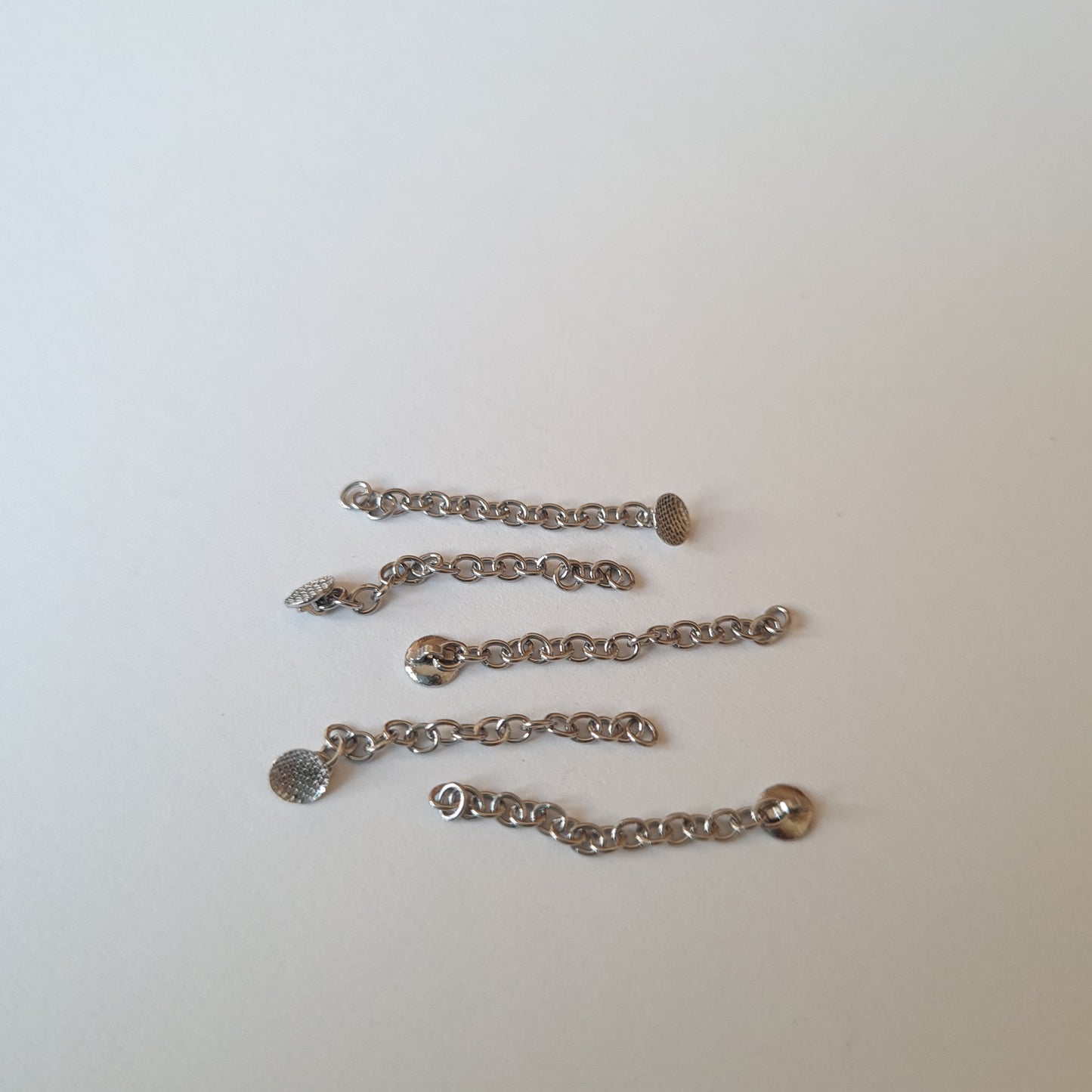 Guzik metalowy z łańcuszkiem "3B Ortho", okrągły